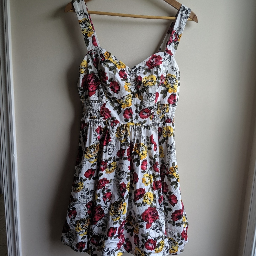 HotTopic XL skulls and roses fit&flare white dress